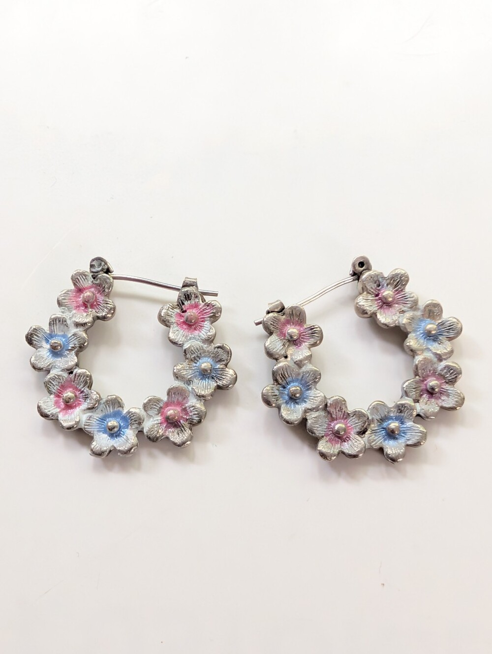 Vintage Y2K 2000s Silver Tone Cottagecore Daisy Festival Half Hoop Post Earrings